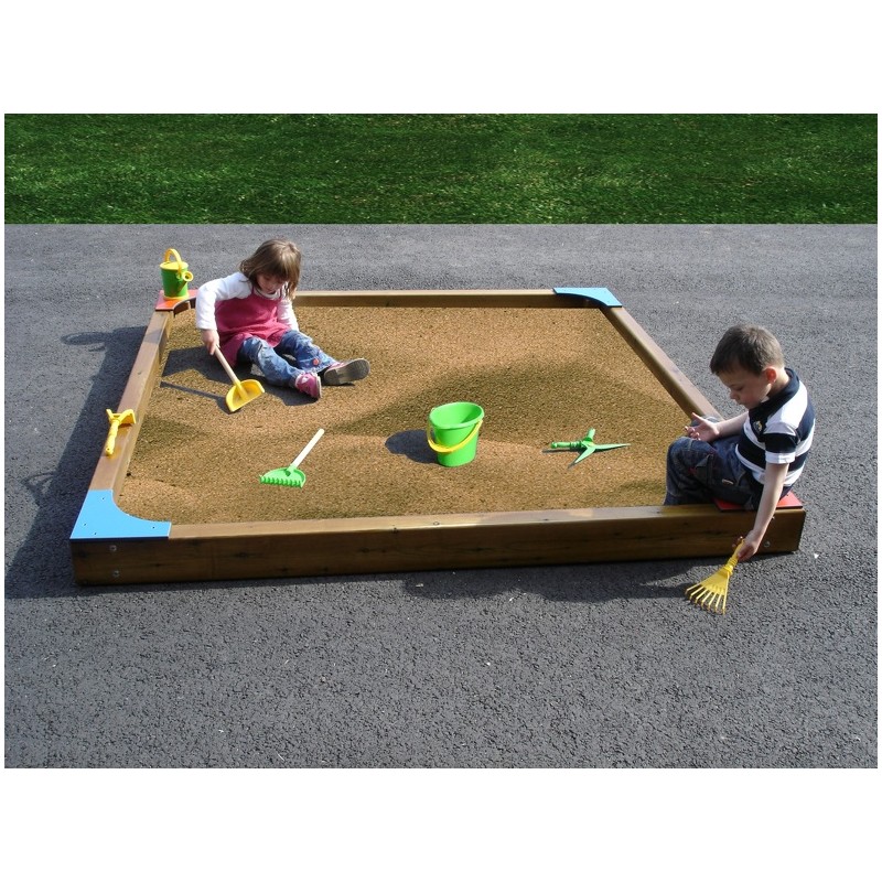 Un bac à sable au jardin pour les enfants